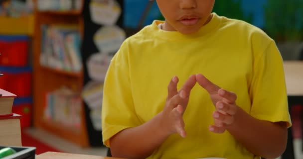 Vista Frontal Colegial Afroamericano Contando Con Dedo Escritorio Aula Escuela — Vídeo de stock