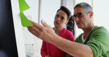 Ofis masasında bilgisayar üzerinden tartışan Kafkas İş adamlarının yan görünümü. Birlikte çalışıyorlar. 