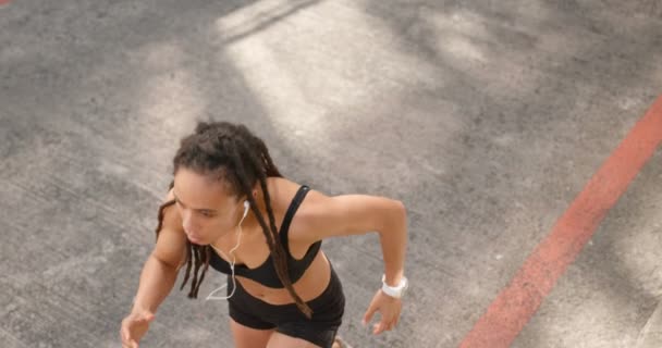 Widok Dużym Kątem African American Kobieta Jogging Mieście Ona Jest — Wideo stockowe