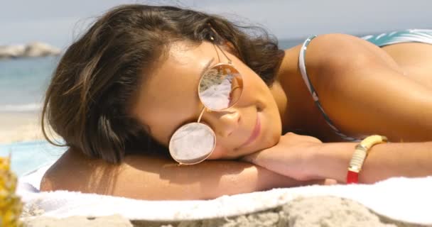 Vista Frontal Mulher Raça Mista Relaxando Praia Ela Está Sorrindo — Vídeo de Stock