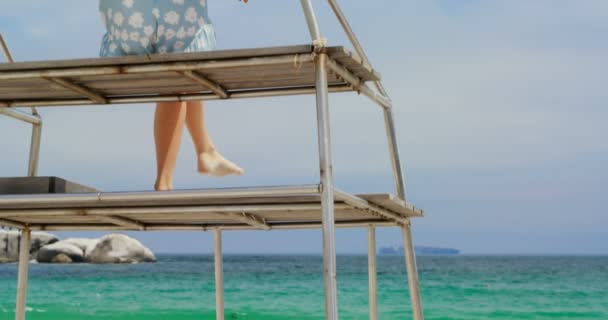 Vista Posteriore Della Donna Seduta Sulla Torre Osservazione Sulla Spiaggia — Video Stock