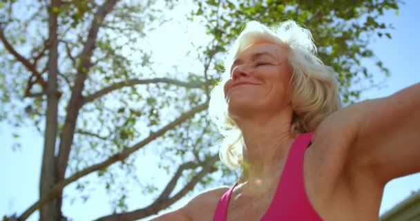 Vista Ángulo Bajo Mujer Mayor Caucásica Activa Que Realiza Yoga — Vídeo de stock