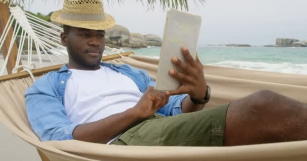 Front Bild Afroamerikansk Man Med Digital Tablet Stranden Han Avkopplande — Stockvideo