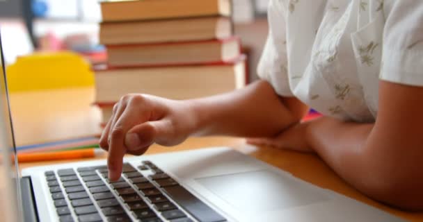 Vista Lateral Estudante Asiático Atencioso Estudando Com Laptop Uma Sala — Vídeo de Stock