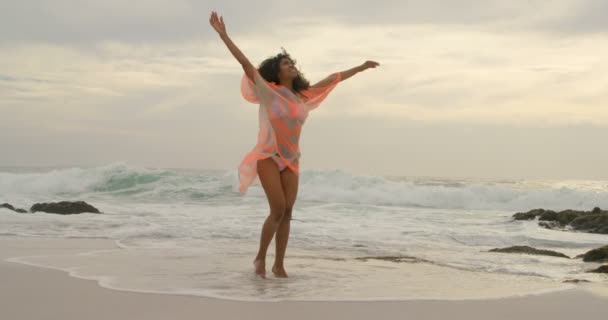 Mujer Afroamericana Dando Vueltas Playa Ella Está Divirtiendo — Vídeo de stock