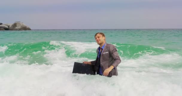 Vista Frontal Caucasiano Empresário Andando Com Pasta Mar Praia Ele — Vídeo de Stock