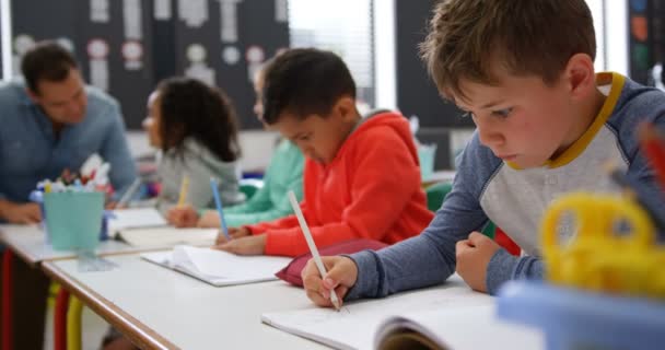 Zijaanzicht Van Mixed Raceschool Kinderen Tekenen Klas Mannelijke Leraar Onderwijs — Stockvideo