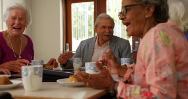 Grupo Amigos Senior Raza Mixta Desayunando Mesa Comedor Están Interactuando — Vídeos de Stock