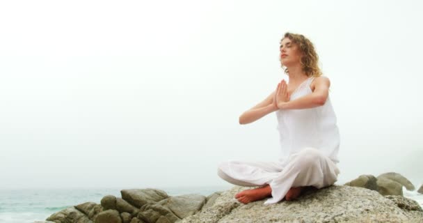 Vista Frontal Mujer Caucásica Realizando Yoga Playa Ella Está Meditando — Vídeo de stock