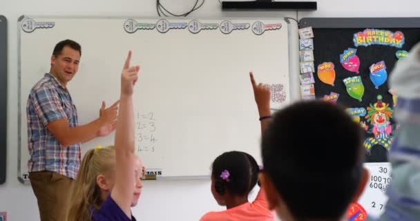 Vue Latérale Professeur Caucasien Enseignant Aux Écoliers Sur Tableau Blanc — Video