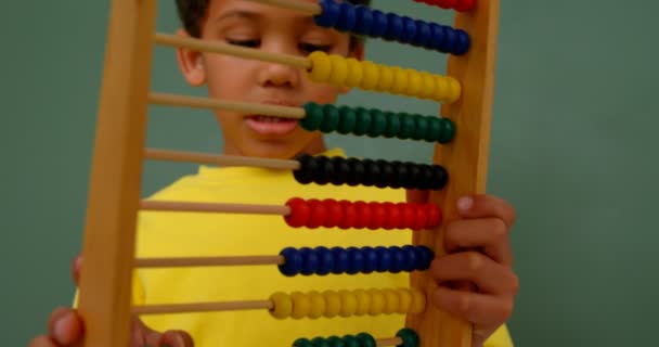 Vista Frontal Colegial Afroamericano Aprendiendo Matemáticas Con Ábaco Aula Está — Vídeo de stock