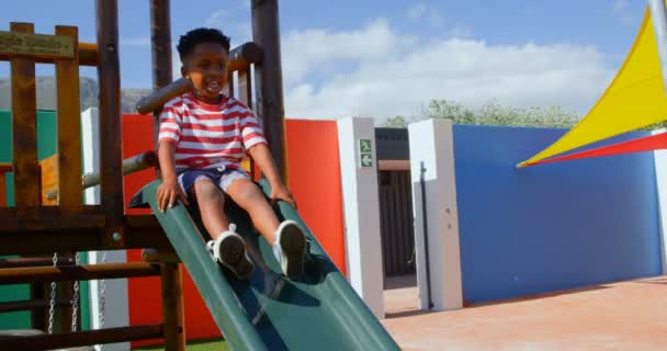 Vooraanzicht Van Afro Amerikaanse School Jongen Spelen Dia School Speeltuin — Stockvideo