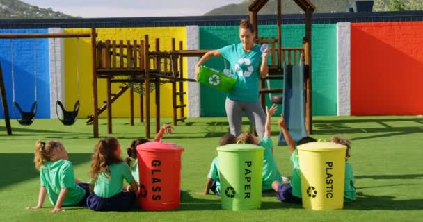 Vista Frontal Maestra Caucásica Enseñando Los Escolares Sobre Reciclaje Botellas — Vídeos de Stock