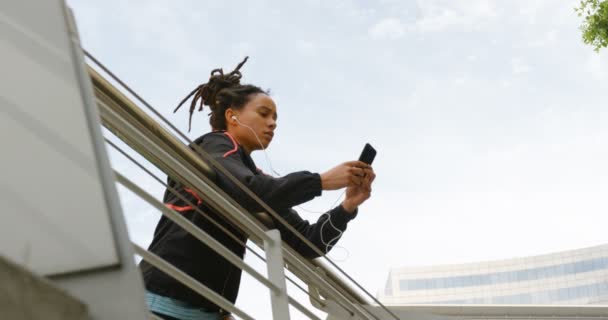 Vista Ángulo Bajo Joven Afroamericana Usando Teléfono Móvil Ciudad Ella — Vídeo de stock