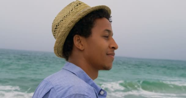 Vista Lateral Homem Afro Americano Chapéu Praia Ele Está Sorrindo — Vídeo de Stock
