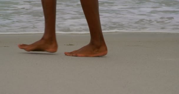 Baixa Seção Homem Andando Descalço Praia Dia Ensolarado Espuma Mar — Vídeo de Stock