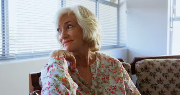 Μπροστινή Όψη Της Ενεργής Καυκάσιας Γυναίκας Που Χαλαρώνει Στο Γηροκομείο — Αρχείο Βίντεο