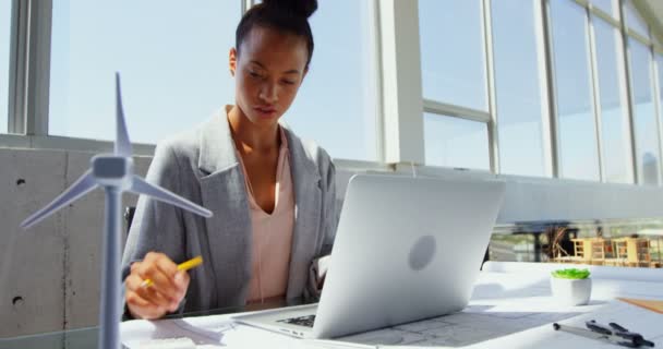 현대적인 사무실에서 책상에서 노트북을 사용하여 아프리카 미국인 사업가의 전면보기 그녀는 — 비디오