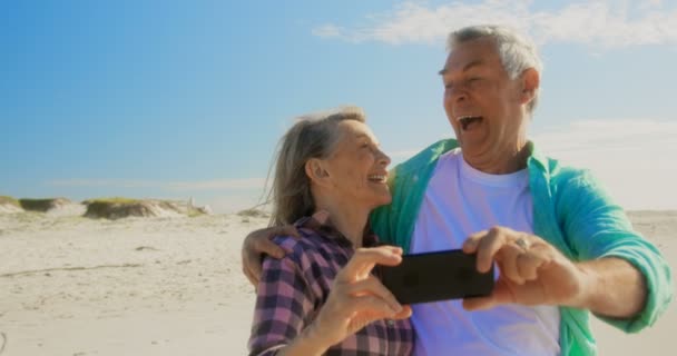 Pohled Aktivního Staršího Bělošského Páru Mobilním Telefonem Pláži Baví — Stock video