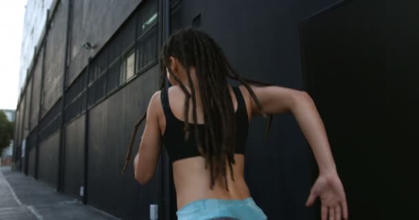 Achteraanzicht Van Jonge Afro Amerikaanse Vrouw Joggen Stad Traint Voor — Stockvideo