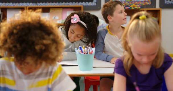 Sınıfta Defterine Çizim Karışık Irk Okul Çocukları Görünümü Masada Oturuyorlar — Stok video