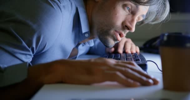 Vista Lateral Del Cansado Joven Ejecutivo Caucásico Que Duerme Escritorio — Vídeo de stock