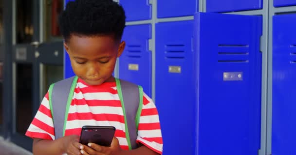 Widok Przodu African American Uczniak Tornister Pomocą Telefonu Komórkowego Korytarzu — Wideo stockowe