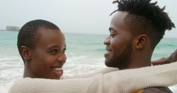 Sidovy Afroamerikanskt Par Som Dansar Tillsammans Stranden Spenderar Tid Tillsammans — Stockvideo