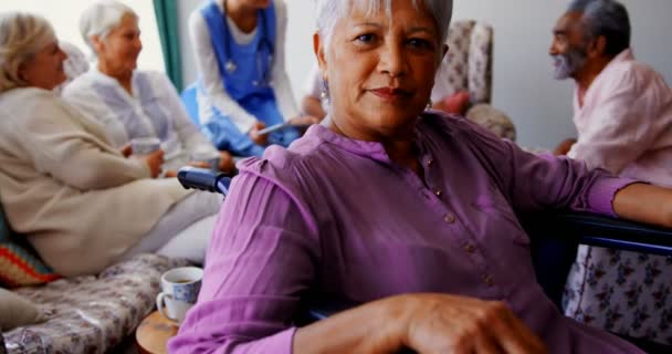 Frontansicht Einer Aktiven Afrikanisch Amerikanischen Seniorin Pflegeheim Senioren Interagieren Hintergrund — Stockvideo