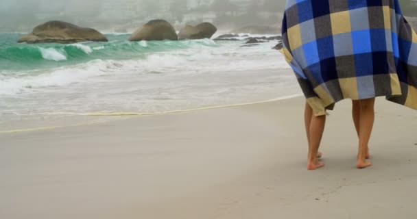 Niedriger Abschnitt Eines Kaukasischen Paares Das Einer Decke Strand Spaziert — Stockvideo