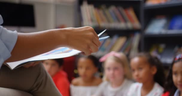 Sección Intermedia Maestras Enseñando Escolares Biblioteca Escuela Niños Sentados Biblioteca — Vídeos de Stock