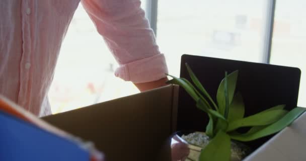 Ofiste Eşyalar Karton Kutu Tutan Kafkas Işadamının Görünümü Gülümsüyor Eşyalara — Stok video
