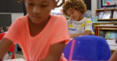 Sınıfta okuyan Afro-Amerikan öğrencinin ön görünümü. Elini kaldırıyor. 