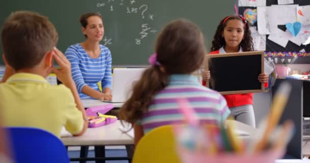 Frontansicht Einer Afrikanisch Amerikanischen Schülerin Die Klassenzimmer Schiefer Erklärt Schüler — Stockvideo