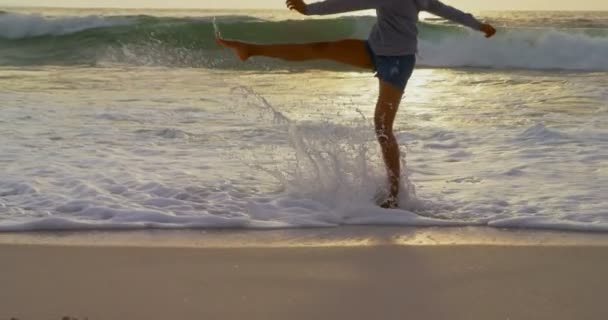 低段的妇女玩海浪在海滩上 她有乐趣 — 图库视频影像