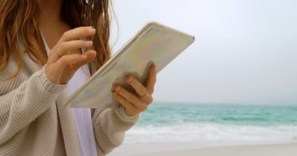 Vista Frontal Mujer Caucásica Usando Tableta Digital Playa Ella Sonríe — Vídeos de Stock