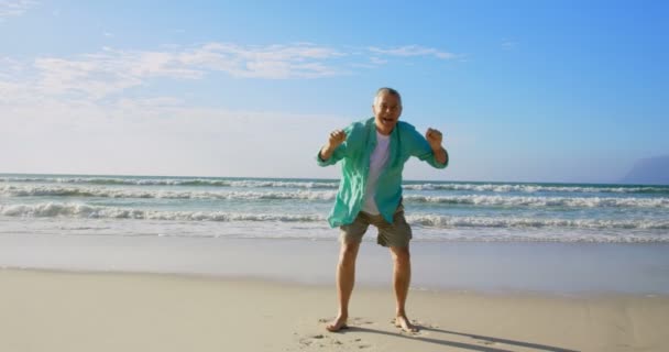 Frontansicht Eines Aktiven Senior Kaukasiers Der Strand Springt Ist Sehr — Stockvideo