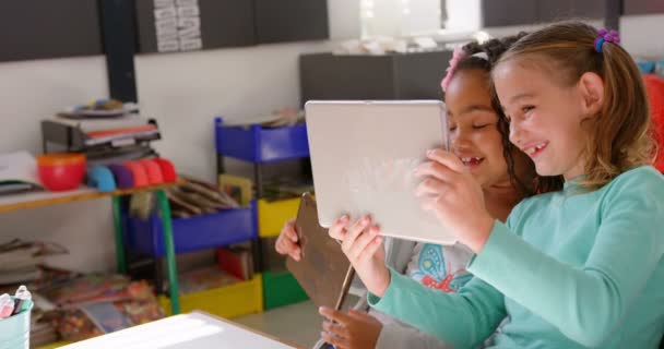 Vista Lateral Colegialas Raza Mixta Que Estudian Tableta Digital Aula — Vídeos de Stock