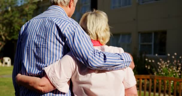 Vue Arrière Couple Personnes Âgées Caucasiennes Actives Qui Embrassent Dans — Video