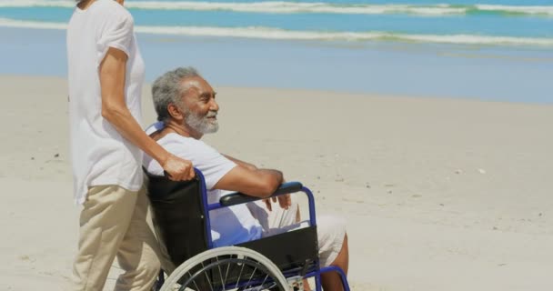 Widok Boku Aktywnej Seniora African American Niepełnosprawnym Starszym Mężczyzną Plaży — Wideo stockowe