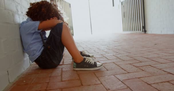 복도에서 바닥에 남학생의 측면보기 슬프고 — 비디오
