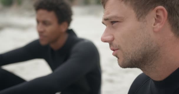 Vista Lateral Dois Surfistas Masculinos Relaxando Praia Eles Estão Interagindo — Vídeo de Stock