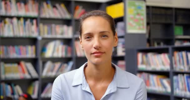 Front Bild Kaukasiska Kvinnliga Lärare Stående Skolans Bibliotek Hon Tittar — Stockvideo