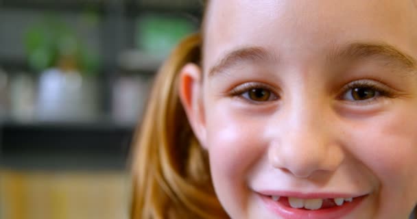 Close Van Happy Kaukasische Schoolmeisje Staande Bibliotheek School Kijkt Naar — Stockvideo