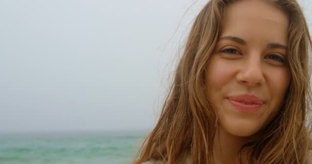Μπροστινή Όψη Της Λευκής Γυναίκας Που Στέκεται Στην Παραλία Χαμογελάει — Αρχείο Βίντεο