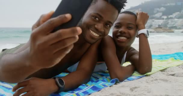 Front Bild Afroamerikanskt Par Tar Selfie Med Mobiltelefon Stranden Kopplar — Stockvideo