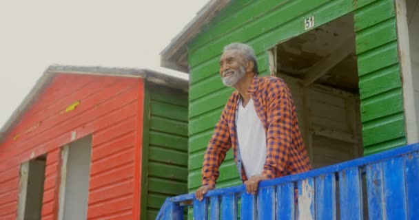 Visão Baixo Ângulo Homem Afro Americano Sênior Ativo Feliz Que — Vídeo de Stock