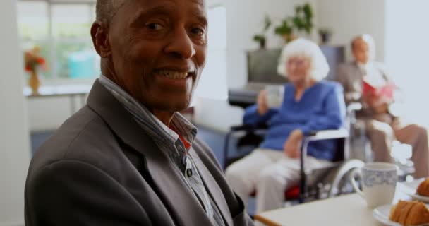 Huzurevinde Gülümseyen Afro Amerikan Yaşlı Adamın Yan Görünümü Gülümsüyor Kameraya — Stok video
