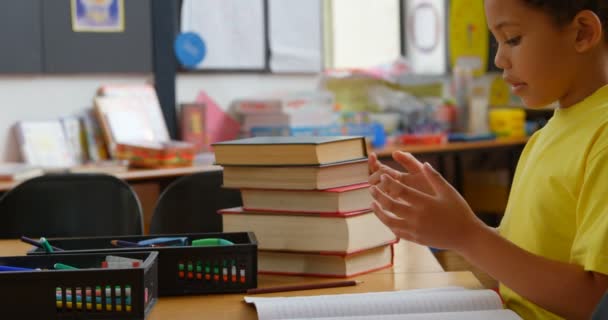 Vista Lateral Colegial Afroamericano Contando Con Dedo Escritorio Aula Escuela — Vídeos de Stock