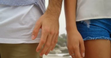 Sahilde el ele duran çiftin orta bölümü. Birlikte vakit geçiriyorlar 4k